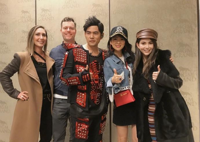章子怡晒出美国拉斯维加斯观看周杰伦演唱会照片：和周董夫妻愉快合影