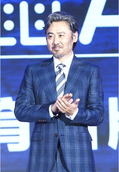 网友晒出国外偶遇吴秀波照片：身旁背着蓝色包包的长发女子疑似其妻子