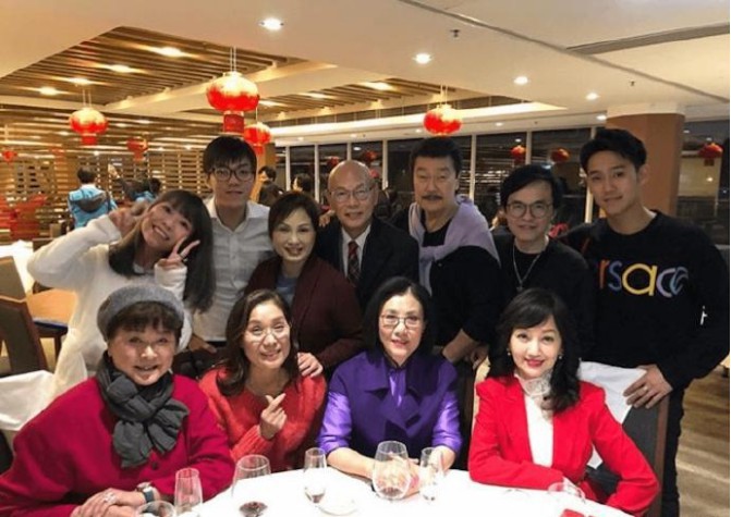 杨盼盼晒出黄淑仪、汪明荃、赵雅芝新年聚会照：78版《倚天屠龙》聚首