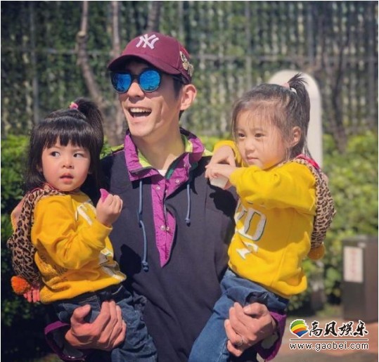 修杰楷晒出带着两个女儿去儿童乐园照片：咘咘和波妞相处融洽吃冰淇淋