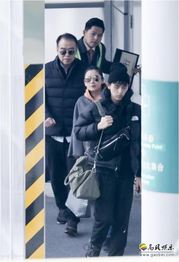 陈凯歌，陈飞宇，陈红一家人春节后现身机场：陈凯歌、陈红墨镜CP合体