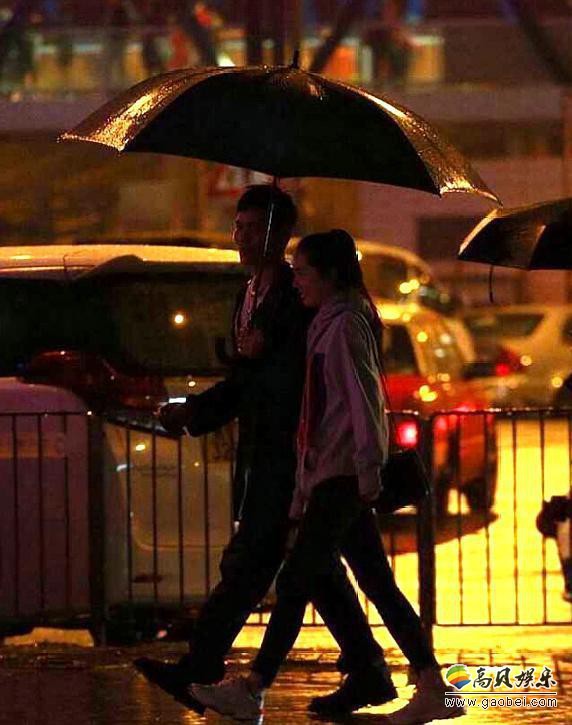 向佐、郭碧婷现身香港游乐场：两人开心游玩举止亲密，俨然小情侣拍拖