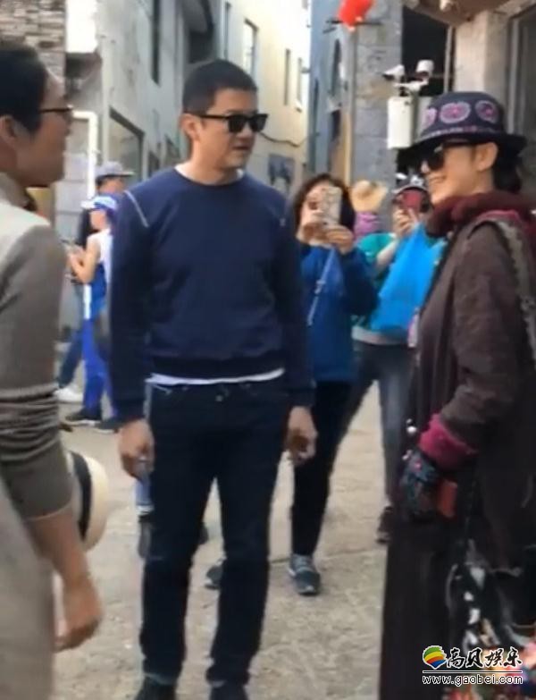 网友大理偶遇李亚鹏与杨丽萍：照片中两人墨镜遮面！有说有笑聊得开心