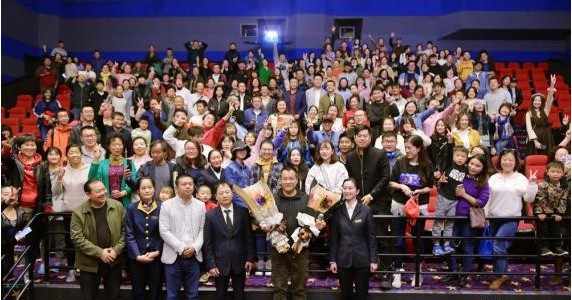 电影《疯狂的外星人》新一轮路演：导演主演兵分两路与影迷零距离互动