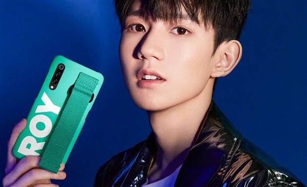 小米手机情人节在中国9大城市地标大屏幕上展示小米9：情人节比心王源