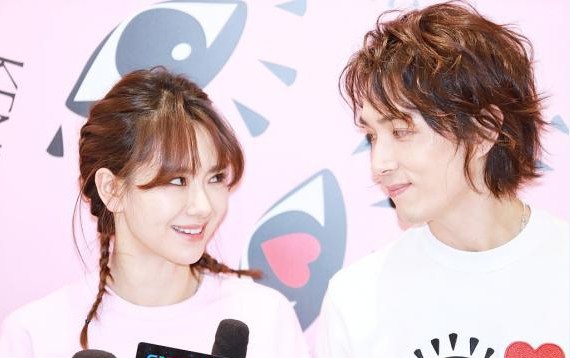 戚薇与李承铉出席情人节活动：两人身穿粉嫩情侣装，甜蜜挽手摆着造型