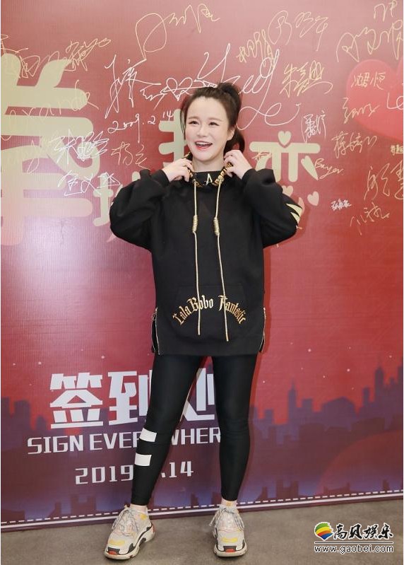 冉莹颖现身自家拳馆做推广活动：她穿着全黑运动装，宽松卫衣遮住孕肚