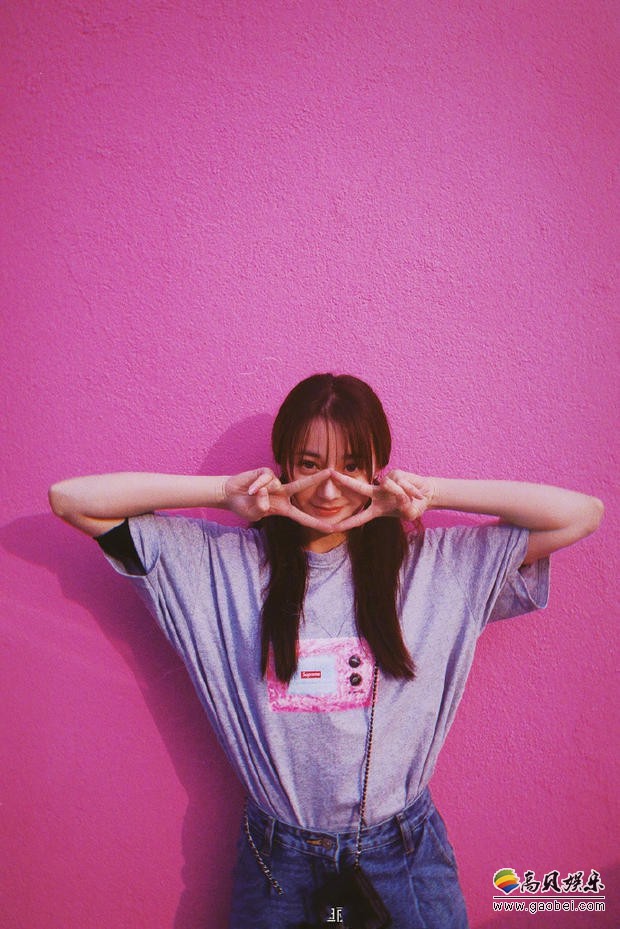 迪丽热巴在微博晒出了一组美照：照片中热巴扎双马尾，短T牛仔清纯可人