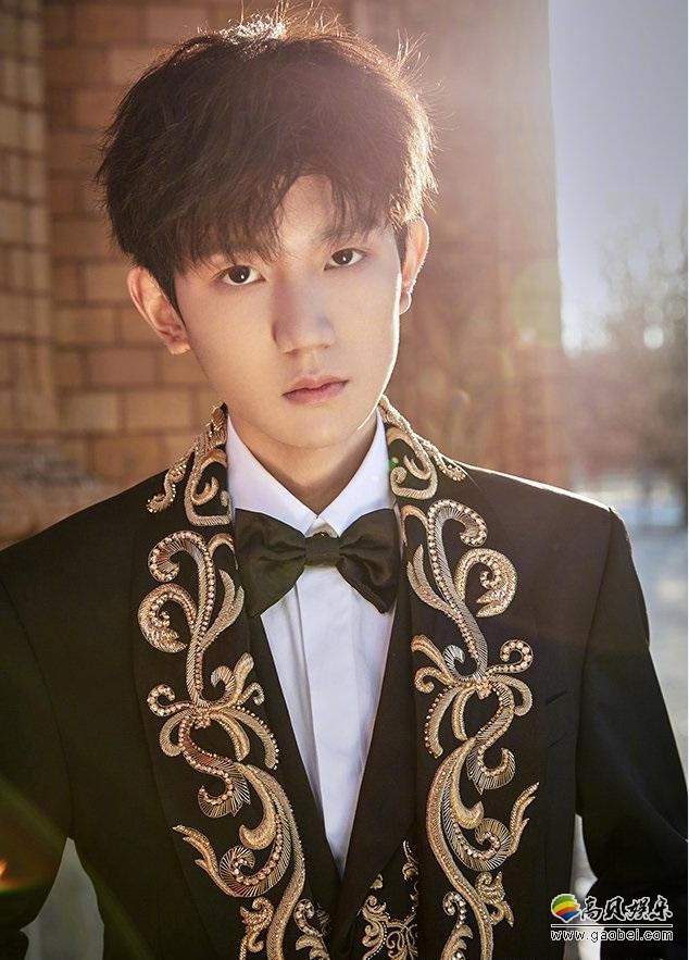 王源亮相第69届柏林国际电影节红毯：引发粉丝索要签名！人气十分火爆