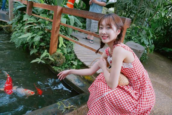 宣璐分享泰国畅游植物园游客照：身着红色格子裙扎着双辫！少女感十足