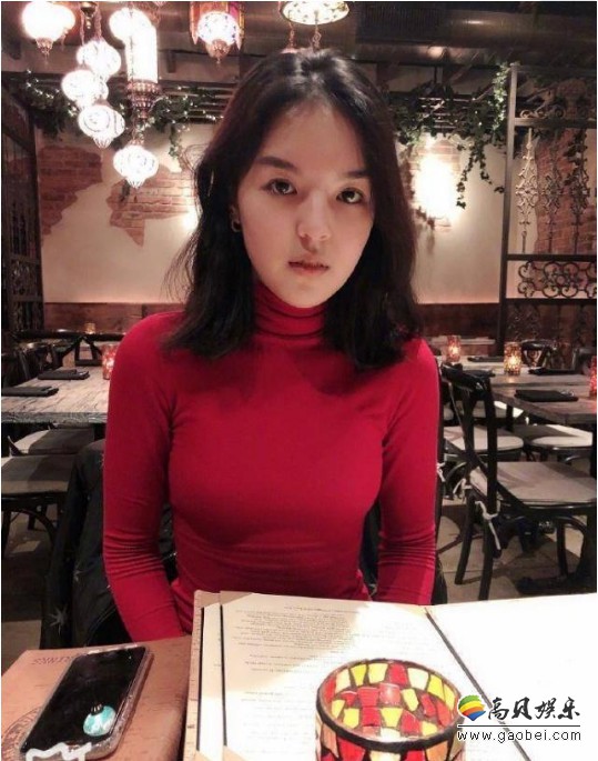 李咏妻子哈文晒出女儿法图麦近照：配文“最难路考一次过，女神有本了”