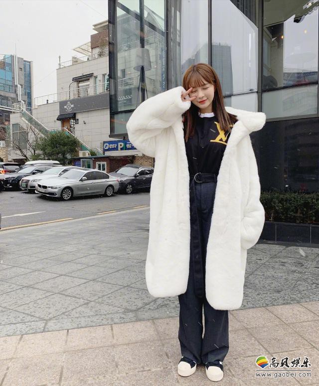 沈梦辰晒出美照：穿着白色毛绒外套笑容甜美！站在雪中的她少女感十足
