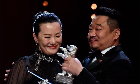 柏林电影节闭幕：中国演员王景春、咏梅凭《地久天长》获最佳男女主角