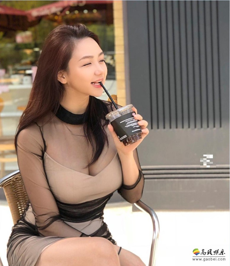 矮胖女生2019时尚穿衣搭配：透视雪纺衫拼接设计有层次感！搭配包臀裙