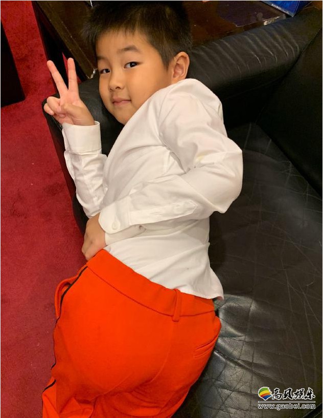 胡可微博晒出儿子小鱼儿萌照：小鱼儿半躺在沙发上回眸比耶！婀娜性感
