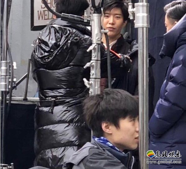 网友晒出某影视城偶遇范丞丞照片：范丞丞身穿黑色羽绒服人群中很扎眼