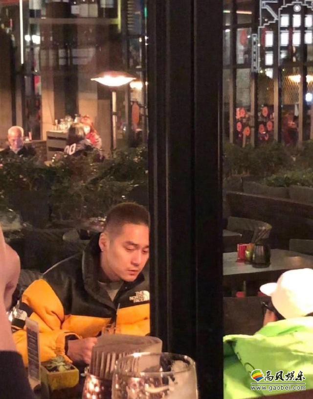 网友偶遇蒋劲夫与友人聚会：蒋劲夫发型有了改变，从前长发变成小平头