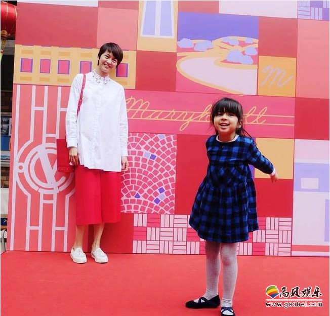 梁咏琪微博分享重返母校照：帅气西班牙老公Sergio和混血女儿一同亮相