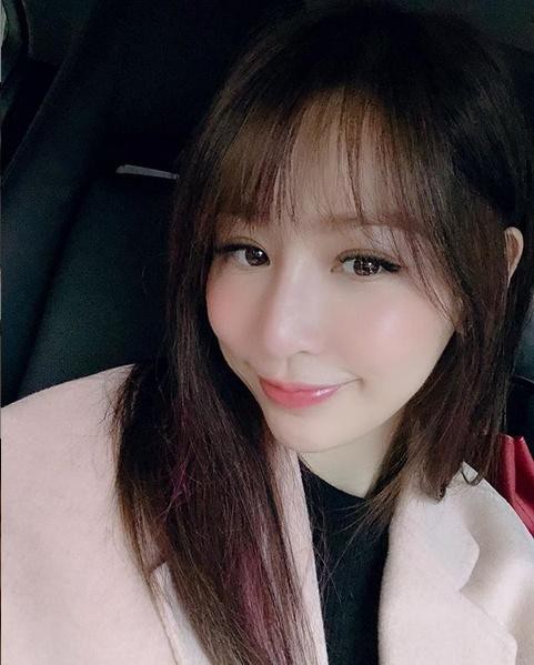 王心凌晒出健身照片：身穿简单黑色无袖衫，脸颊自然泛红，少女感十足