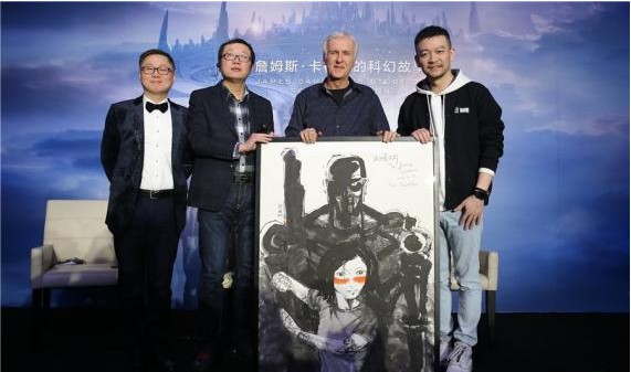 “卡神”詹姆斯·卡梅隆携《阿丽塔》来华：导演郭帆惊喜现身并赠送礼品