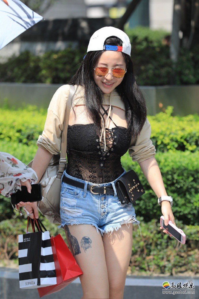 小姐姐吸引眼球：超低胸透视装秀出傲人上围！收腰效果打造迷人小蛮腰