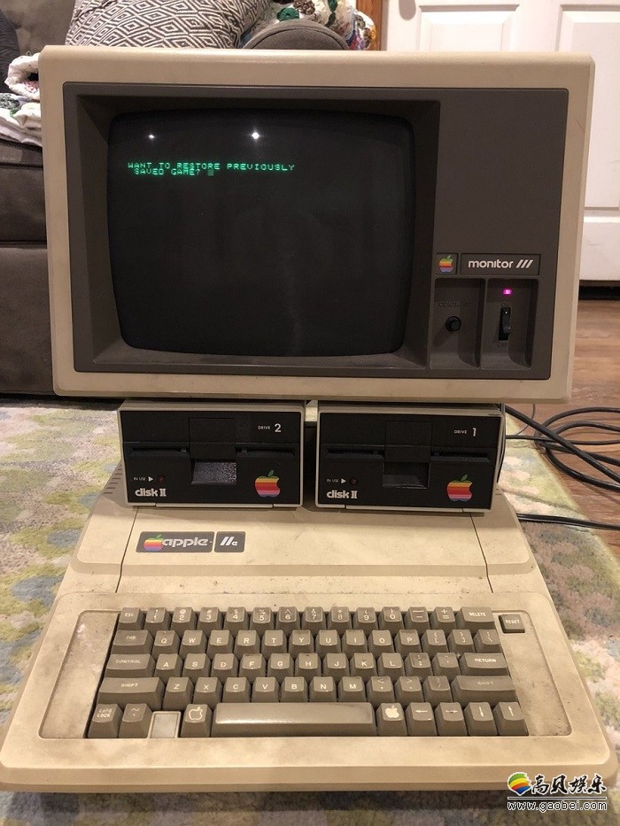 网友晒出意外收获：Apple IIe电脑被翻出依然可以正常开机(1983年发布)