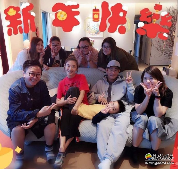 陈小春一家三口元宵节照片曝光：陈小春、应采儿穿着休闲与友人开心合照