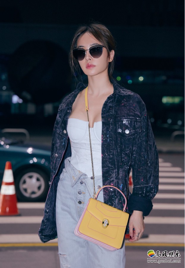 蔡依林现身机场启程米兰2019年秋冬时装周：整体造型增添轻松俏皮之感