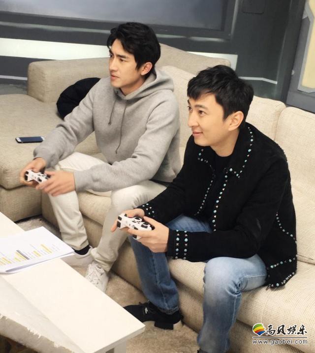 网友晒出日本偶遇李易峰和王思聪照片：两人都穿着黑色上衣在街边闲聊