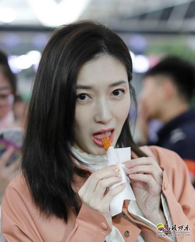江疏影现身机场前往米兰时装周活动：在机场狂吃辣条，与粉丝有说有笑
