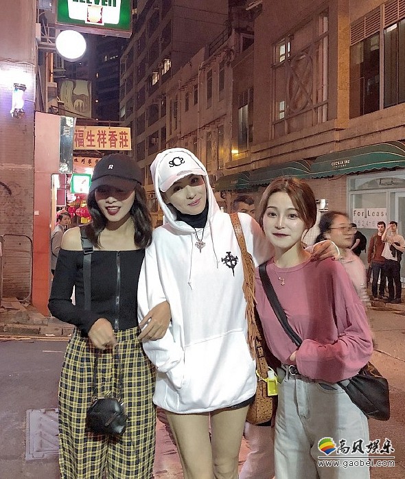 网友在香港偶遇张柏芝外出工作：被粉丝认出后有求必应！大方拍照合影