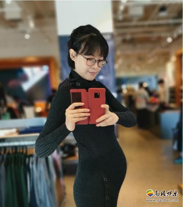 李艾晒出孕肚照：身穿紧身运动装，小肚突起孕味十足，四肢却仍然纤细