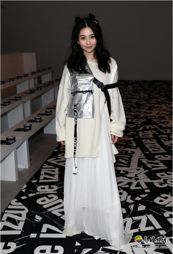 2019秋冬伦敦时装周：邱淑贞女儿沈月造型时尚高颜值！遗传老妈好基因