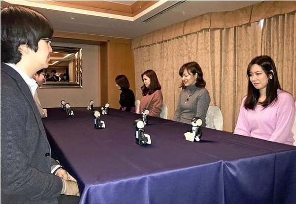 日本某科技公司“机器人相亲”活动：所有流程RoBoHoN机器人替你完成