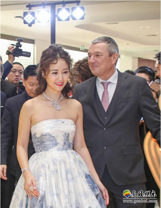 林心如现身某活动现场：身穿抹胸裙秀香肩似公主，手投足间女人味爆棚