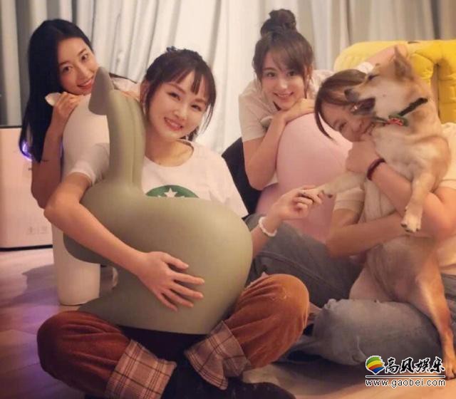 陈乔恩微博晒出和友人聚会照：几人或坐或靠沙发看电视！吃美食心情好