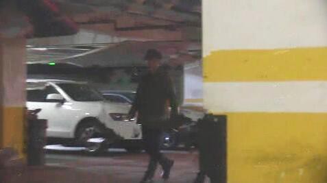 摄影师街头看到李晨采购完毕：开车回到是范冰冰小区地下车库！匆匆上楼