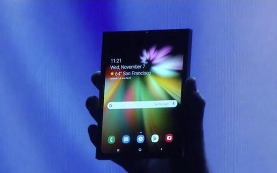 油管频道三星新闻室放出Galaxy Fold官方展示视频：折叠屏幕开合超顺滑