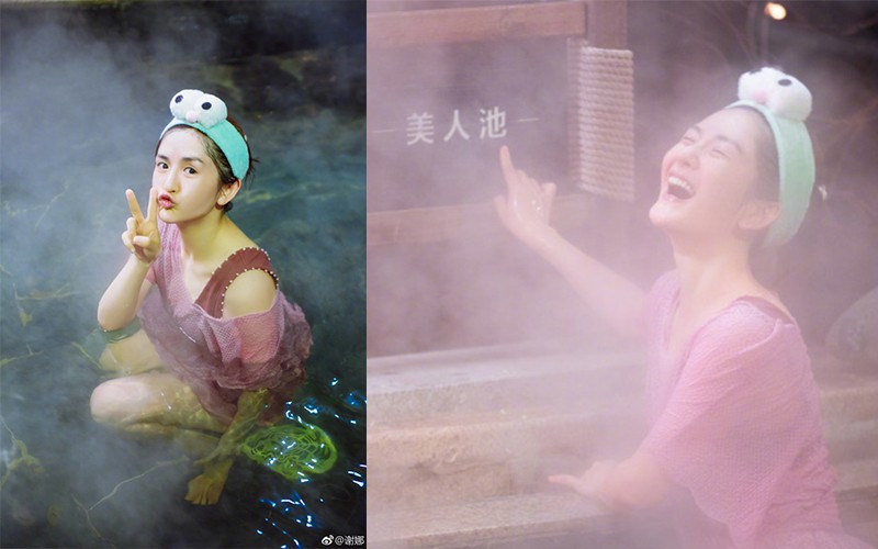 谢娜微博晒出“出浴”照：素颜出镜穿泳装蹲在温泉池内对镜头嘟嘴比耶