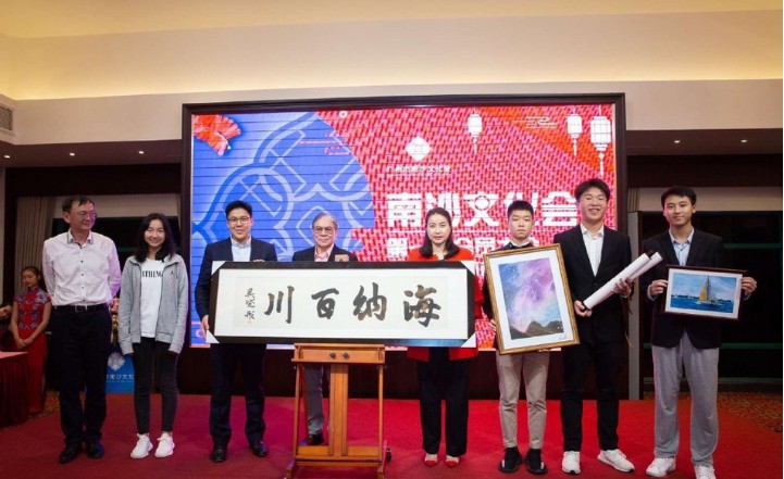 网友晒出霍震霆、霍启刚与儿媳郭晶晶出席某活动照片：郭晶晶相当富态