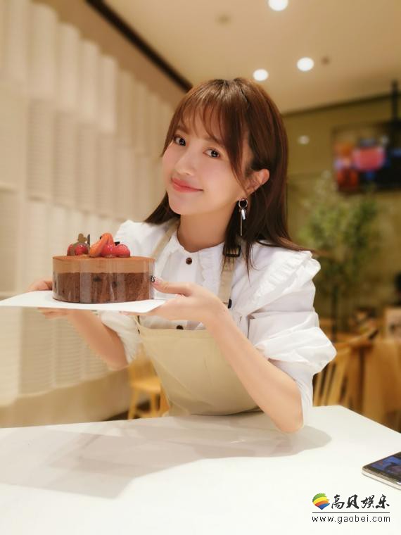 包文婧参与《明星特别任务》直播：化身为美厨娘，亲自烘焙巧克力蛋糕