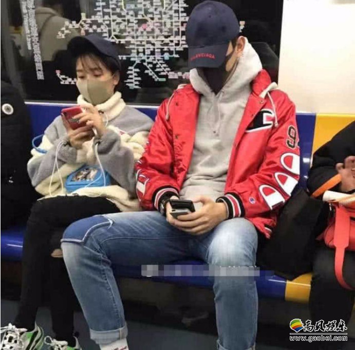 网友地铁偶遇于小彤、陈小纭：两人乘坐地铁并且坐在一起，疑似恋情曝光