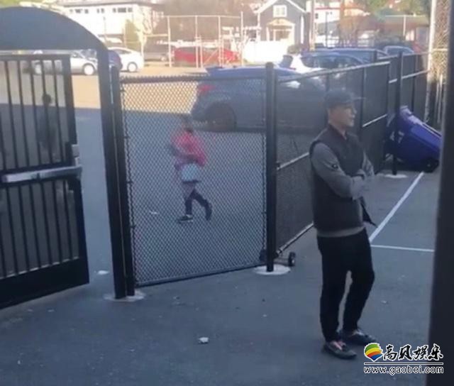 网友晒出视频：美国偶遇吴彦祖送娃上学！五岁混血女儿活泼调皮超级可爱