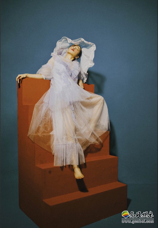 蔡依林“蝉翼”刘海搭配复古砖红唇色！登上时尚杂志封面：复古艺术浪潮