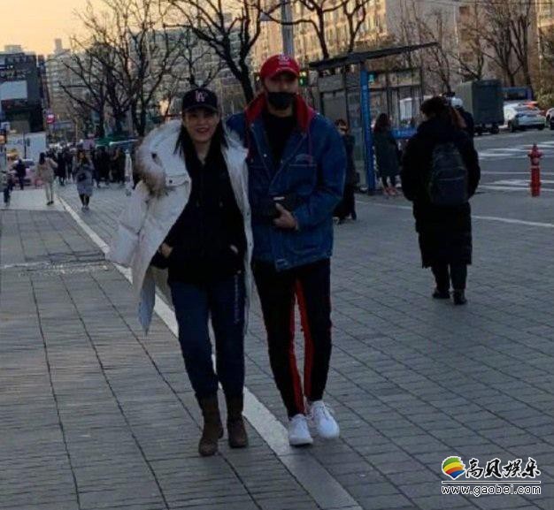 网友韩国偶遇黄子韬母子：黄子韬搂着妈妈腰相当亲密！母子逛街画风温馨
