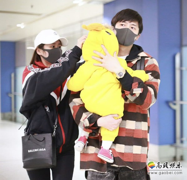 颖儿、付辛博带着孩子小月亮回京：付辛博抱着孩子，颖儿则不时贴心关照