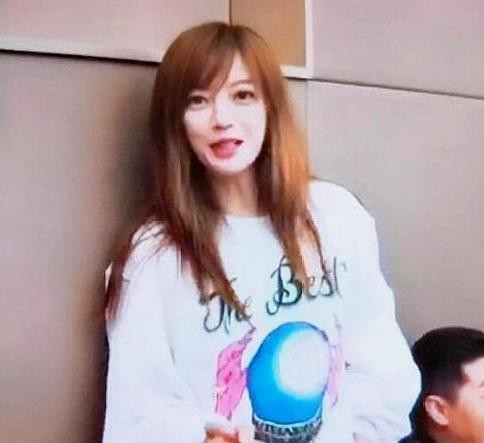 网友晒出滤镜下赵薇照片：赵薇瘦成瓜子脸，下巴尖尖的，眼睛则大得吓人