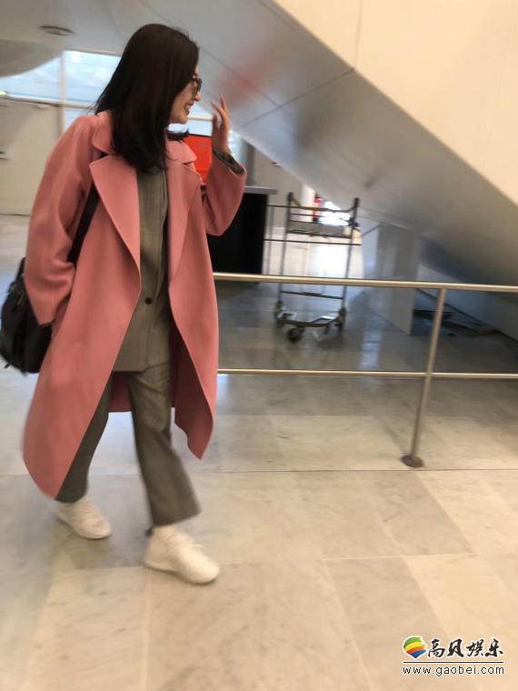 网友机场偶遇江疏影抓拍晒朋友圈：好身材大长腿！却被拍成一米三的身高
