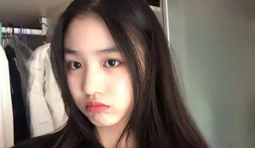 汪峰大女儿小苹果留着黑色披肩长发：深红色口红格外抢镜，笑容非常甜美