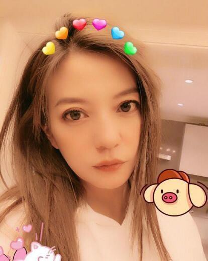 赵薇晒出自拍照：相机滤镜美颜加持大眼睛抢镜！看起来比嘴还要大一圈